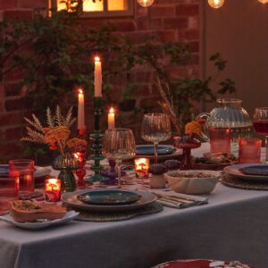 Natürlich ist das Essen wichtig, doch die hübsche Tafel trägt ebenfalls dazu bei, dass sich die Gäste wohlfühlen. Tischdecken und Kissen, Lichterketten, Kerzen, Geschirr, Blumen und Gläser, all das ergibt im Zusammenspiel eine prächtige Tafel, von Dunelm.