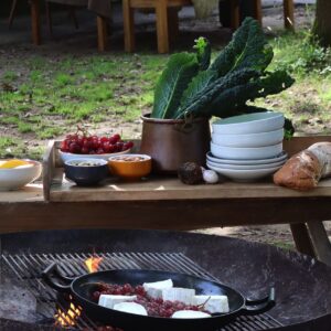 Ein herbstliches Buffet kann ruhig etwas rustikaler aussehen. Ein Tipp sind große Kohlblätter, die sich als Deko eignen. Alle Lebensmittel sehen super aus auf Holzbrettern. Braun ist in dieser Saison eine Trendfarbe, egal ob bei Textilien oder bei Geschirr. Das hübsche Geschirr und die Schalen sind von Mittelpunkt.