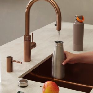 Der Wasserhahn von Quooker ist ein Multitalent. Nicht nur, dass er im Ton „Rose Copper“ toll aussieht, er ist auch super funktional. Heißes Wasser, unter anderem für Tee, kommt direkt aus der Armatur. Zum einfachen Reinigen hat sie einen ausziehbaren Schlauch. Praktisch ist die Kindersicherung.