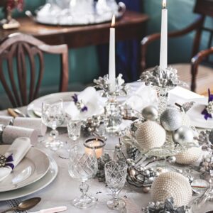 Credit: Callwey/ British Christmas
Mit Perlen verzierte Kugeln, viel Silber und Weiß machen die Tafel zu einem eleganten Eyecatcher. Edles Bone-China Geschirr und Kristallgläser sind da die ideale Ergänzung. Idee aus dem Buch „British Christmas“.
