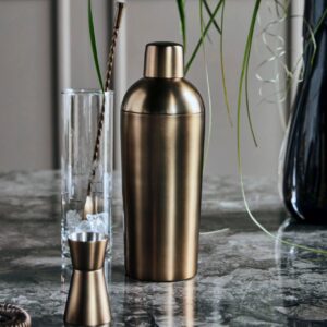 Credit: Ella James
Der elegante Shaker „Antique Brass Cocktail Shaker” aus Edelstahl hat ein stylishes Messingfinish. Da macht schon das Zubereiten der Cocktails richtig viel Spaß. Das passende Zubehör gibt es ebenfalls von Ella James.
