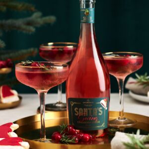 Credit: Kaltenburger
Der „Santa's Swing Cranberry Secco“ zeigt sich in einem eleganten Outfit. Seine feine Perlage
und sein helles, ansprechendes Rot machen ihn elegant. Aromen von Cranberrys und etwas
Zitrus schaffen einen tollen Geschmack, von Kaltenburger.
