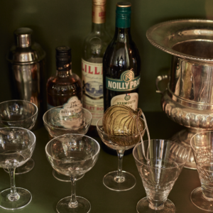 Credit: Neptune
Sehr edel präsentiert sich die Vintage-Optik der mundgeblasenen Gläser von Neptune. Gefertigt sind sie aus bleifreiem Kristallglas und sind perfekt für alle Arten von Sekt-Cocktails.
