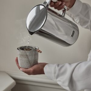 Das ein Wasserkocher ästhetisch aussehen kann, beweist der Wasserkocher „Kettle“ von Aarke. Er ist formschön und aus Edelstahl hergestellt. Hilfreich ist, dass sich die gewünschte Temperatur einstellen lässt. Außerdem ist das Gerät geräuscharm.
