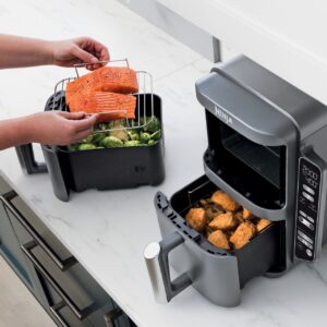 Von SharkNinja gibt es jetzt eine doppelstöckige Heißluftfritteuse, den „Double-Stack Air Fryer“. Hier lässt sich doppelt so viel Essen zubereiten, ohne dass es kostbaren Platz auf der Arbeitsfläche kostet. Das Gerät ermöglicht die Zubereitung auf vier Ebenen, sodass bis zu acht Personen auf einmal bekocht werden können. So kann man den Airfryer auch nutzen, wenn man Besuch hat. Toll ist auch, dass viele Funktionen integriert sind, vom Heißluftfrittieren, Braten und Backen bis hin zum Aufwärmen, Dörren und Gratinieren. 