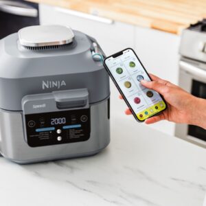 Der „Speedi“ von Shark Ninja ist eine Kombi aus dem sogenannten Rapid Cooking System
und einer Heißluftfritteuse. Im Gerät vereinen sich zehn smarte Kochfunktionen, die sich per Knopfdruck steuern lassen. Die Bedienfunktionen sind simpel. Der Allrounder passt in jede
Küche. Für bis zu vier Personen passen dort Gerichte hinein. Tolle Rezepte findet
man in einem Onlinerezeptgenerator.