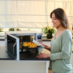 In der neuen „Crispy Wave“ von Severin stecken vier Geräte in einem: Mikrowelle, Heißluftfritteuse, Backofen und Grill. Das ist äußerst platzsparend. Mit Temperaturen bis zu 230°C zaubert der integrierte Airfryer goldene Pommes, zarten Lachs und knackiges Gemüse. Hübsch ist auch das Design im Edelstahl-Look mit verspiegelter Tür.