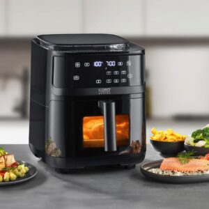 Die Heißluftfritteuse „AirFry & Steam 700“ von Caso Design ist mehr als eine herkömmliche Heißluftfritteuse. Mit ihrem großzügigen Korbvolumen und der integrierten Dampfgarfunktion kombiniert sie energiesparendes Backen mit schonendem Dampfgaren. Das ist ideal für die Zubereitung von Gemüse und Fisch. Dadurch bleiben Vitamine und Nährstoffe erhalten, während die Speisen gleichmäßig und saftig gegart werden. Das Gerät kostet ca. 200 Euro.