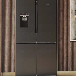 Große Side-by-Side Kühl- und Gefriergeräte sind perfekt für große Familien. Zum French-Door Kühlschrank von Siemens gehört auch ein Eis- und Wasserspender. Solche Kühlschränke können mit unterschiedlichen Türsystemen ausgestattet sein, wie in diesem Fall mit dem Multidoor-System. Elegant sind die dunklen Türen. Sie fügen sich stilvoll in die Wand ein und sind mit einer Anti-Fingerprint-Beschichtung versehen.