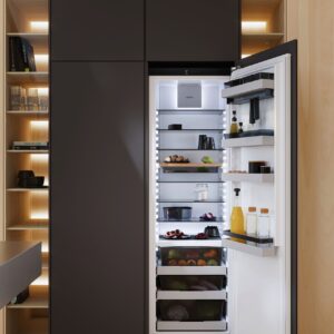 Ein Einbaukühlschrank integriert sich nahtlos in die Küchenfront. Das ist super bei einem minimalistischen Design. Mit dem „Freeze Kühl- und Gefriersystem“ von Bora können Zutaten hervorragend gekühlt und geordnet aufbewahrt werden. Es hat ei-nen klassischen Look kombiniert mit einer hohen Leistung und einer unkomplizier-ten Handhabung. Dazu gehört auch die einfache Reinigung. Für frische Luft und eine gute Luftzirkulation im Inneren wird durch Umluftkühlung gesorgt.